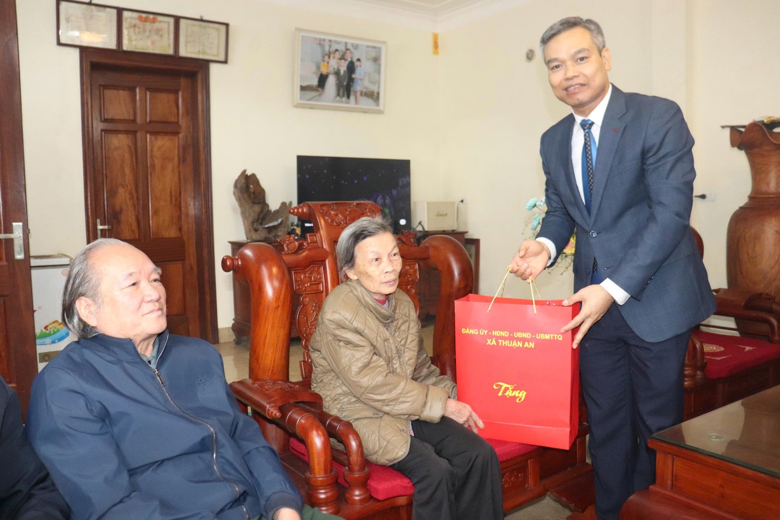 Đồng chí Phó Bí thư Thường trực Đảng ủy xã trao Huy hiệu Đảng tại nhà các đảng viên lão thành đợt 03/2/2026 và tặng quà Tết cho người có công- Ảnh 6.