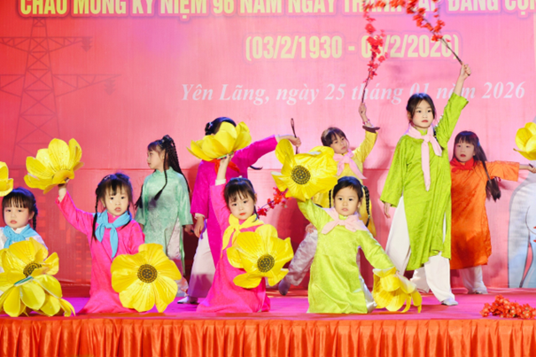 RỘN RÀNG ĐÊM VĂN NGHỆ CHÀO MỪNG THÀNH CÔNG ĐẠI HỘI ĐẠI BIỂU TOÀN QUỐC LẦN THỨ XIV CỦA ĐẢNG VÀ CHÀO MỪNG KỶ NIỆM 96 NĂM NGÀY THÀNH LẬP ĐẢNG CỘNG SẢN VIỆT NAM- Ảnh 6.