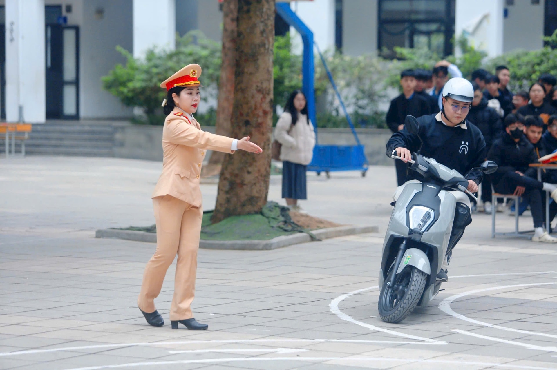 Trang bị kiến thức, kỹ năng giao thông, phòng cháy, chữa cháy cho 650 học sinh- Ảnh 2.