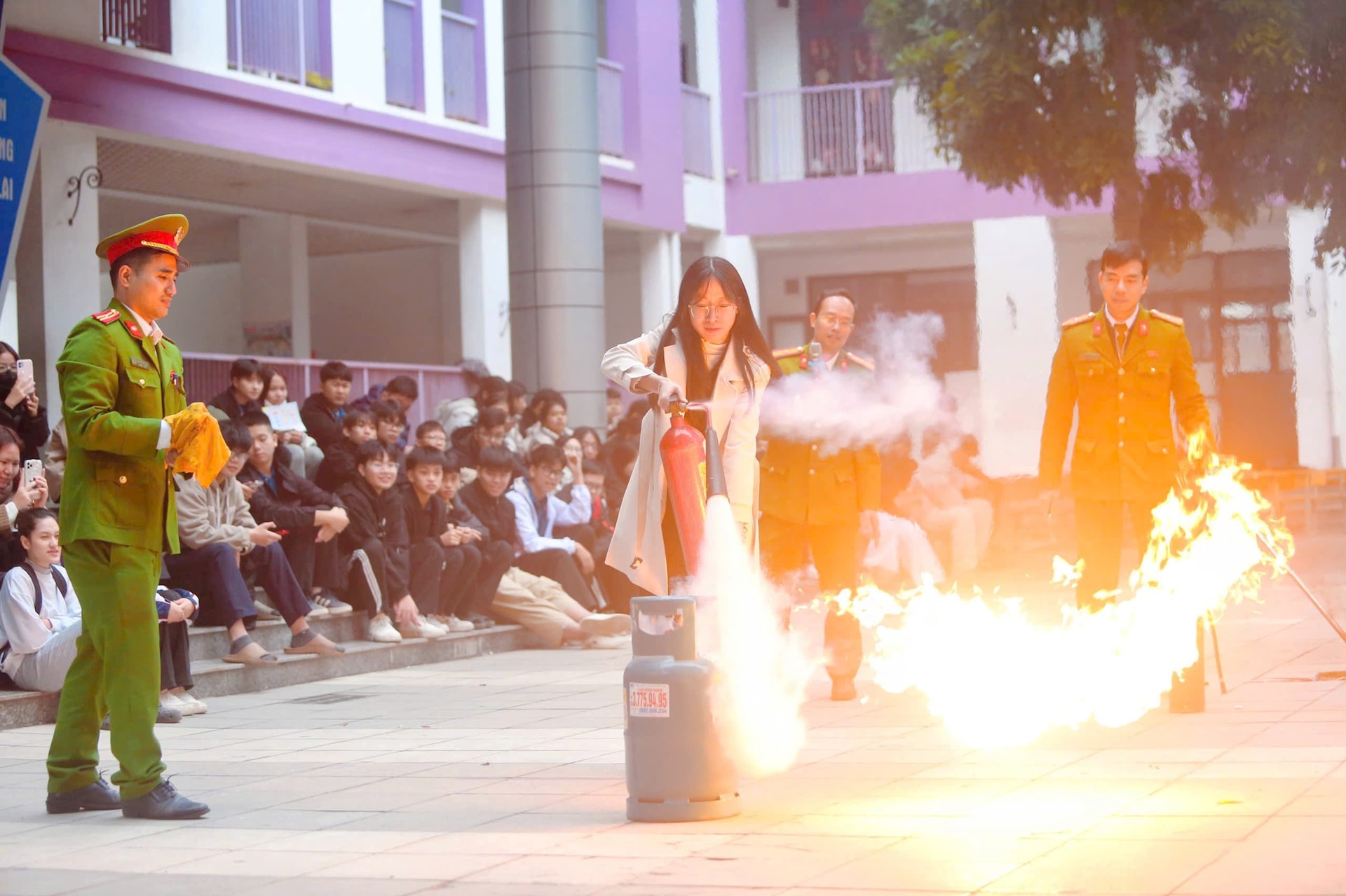 Trang bị kiến thức, kỹ năng giao thông, phòng cháy, chữa cháy cho 650 học sinh- Ảnh 3.