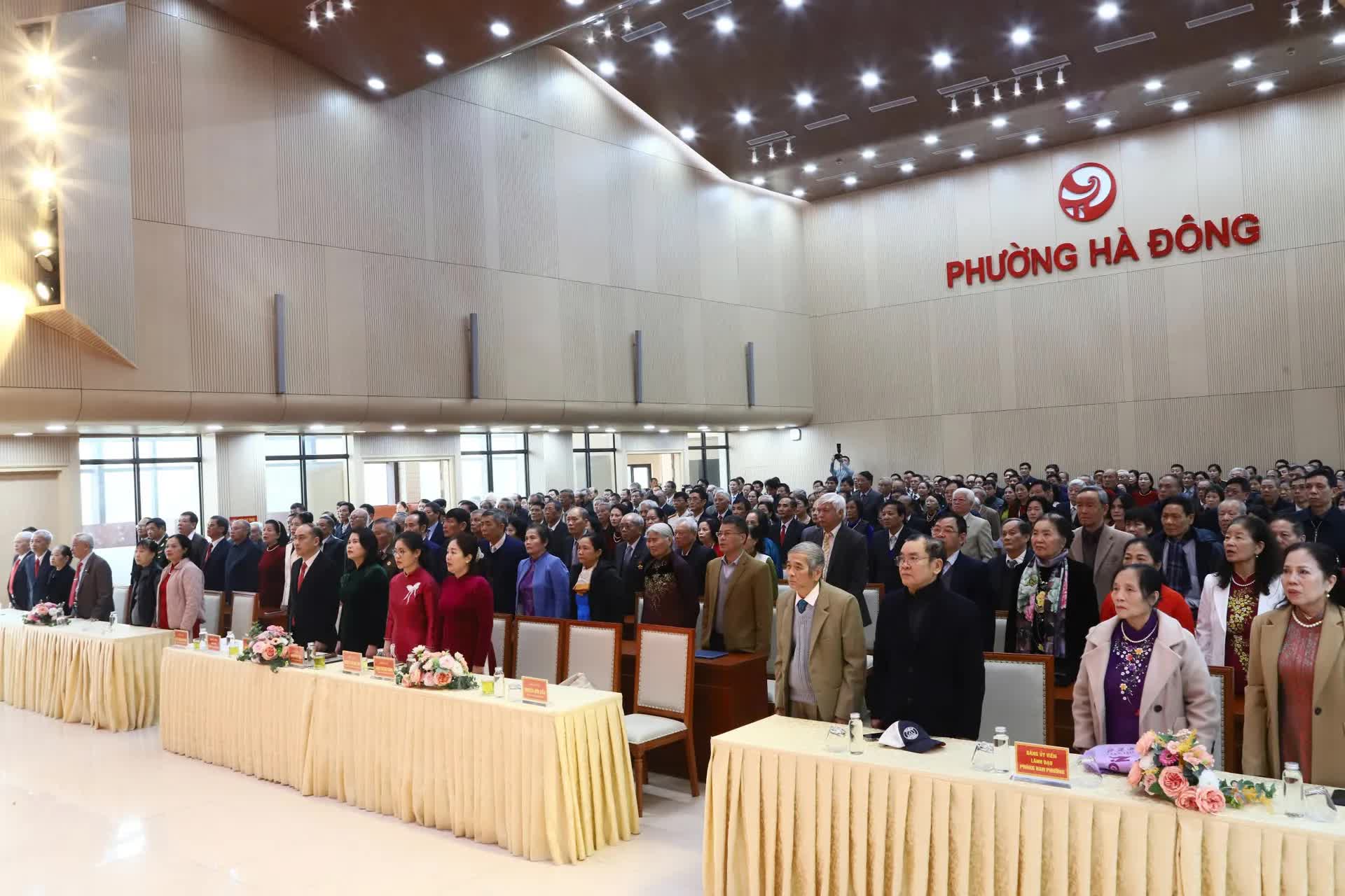 Phường Hà Đông trao Huy hiệu Đảng cho 303 đảng viên dịp 3/2- Ảnh 1.