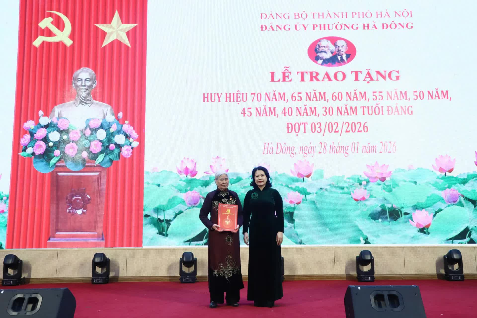 Phường Hà Đông trao Huy hiệu Đảng cho 303 đảng viên dịp 3/2- Ảnh 2.