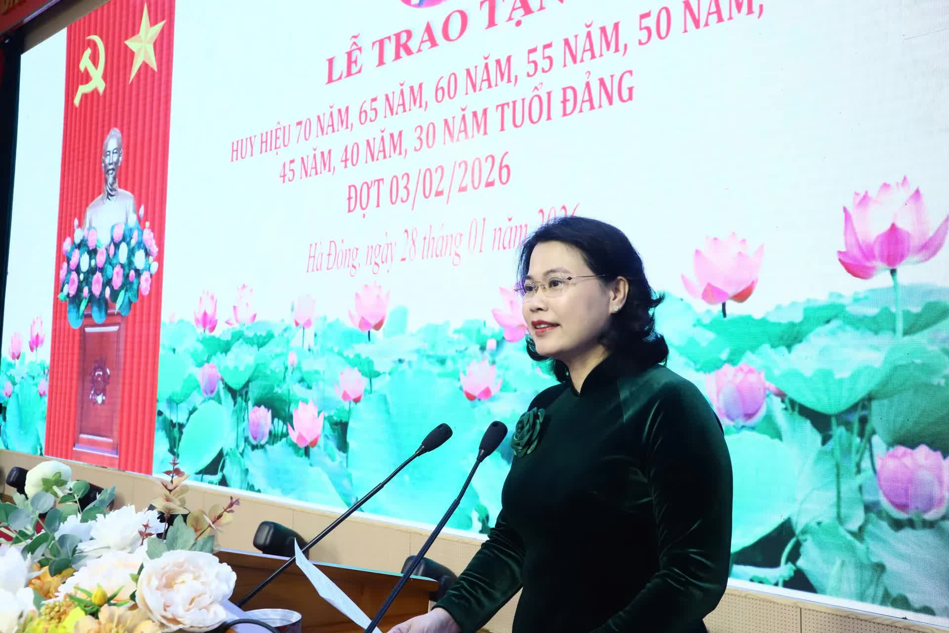 Phường Hà Đông trao Huy hiệu Đảng cho 303 đảng viên dịp 3/2- Ảnh 4.