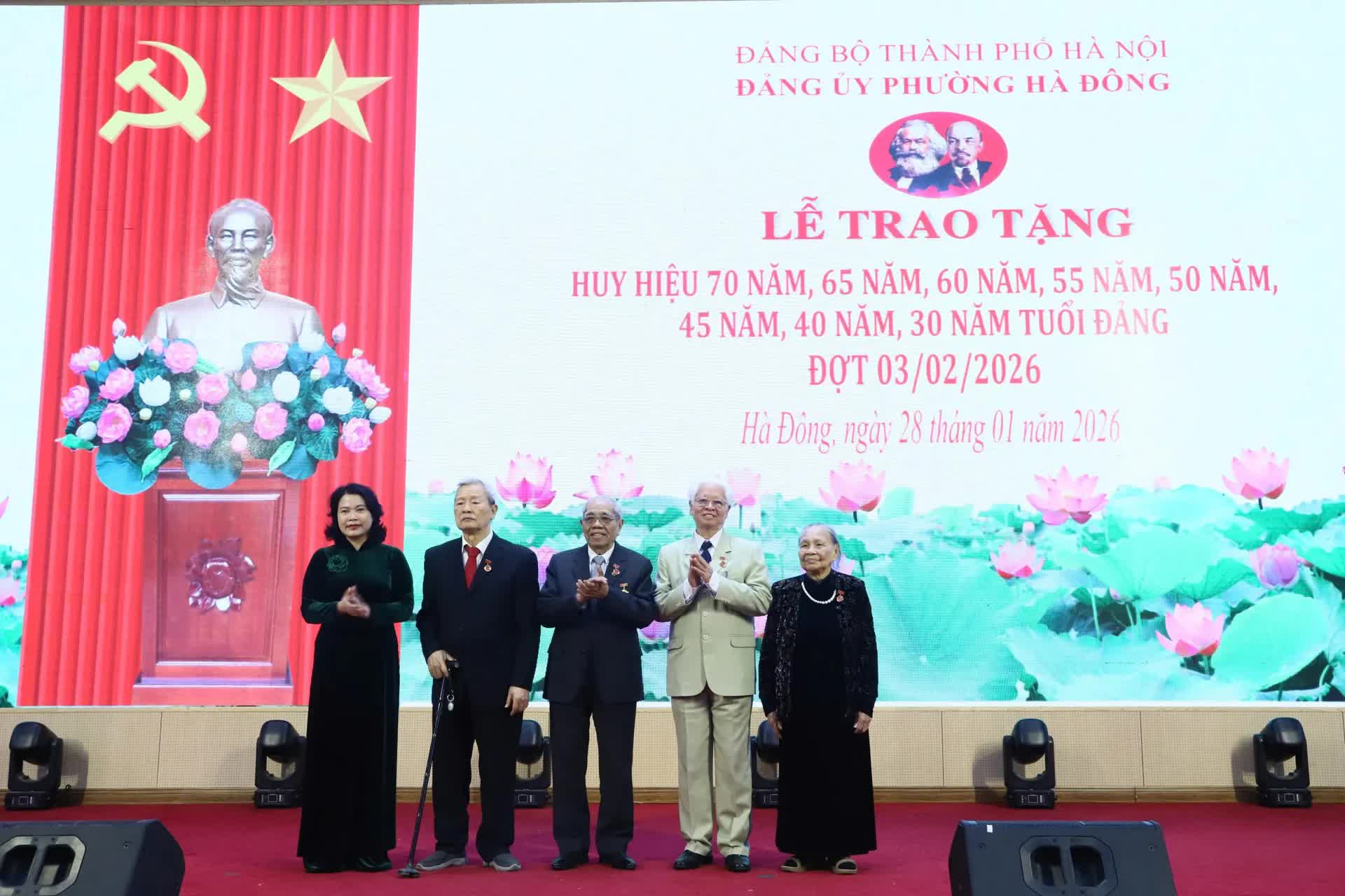 Phường Hà Đông trao Huy hiệu Đảng cho 303 đảng viên dịp 3/2- Ảnh 3.