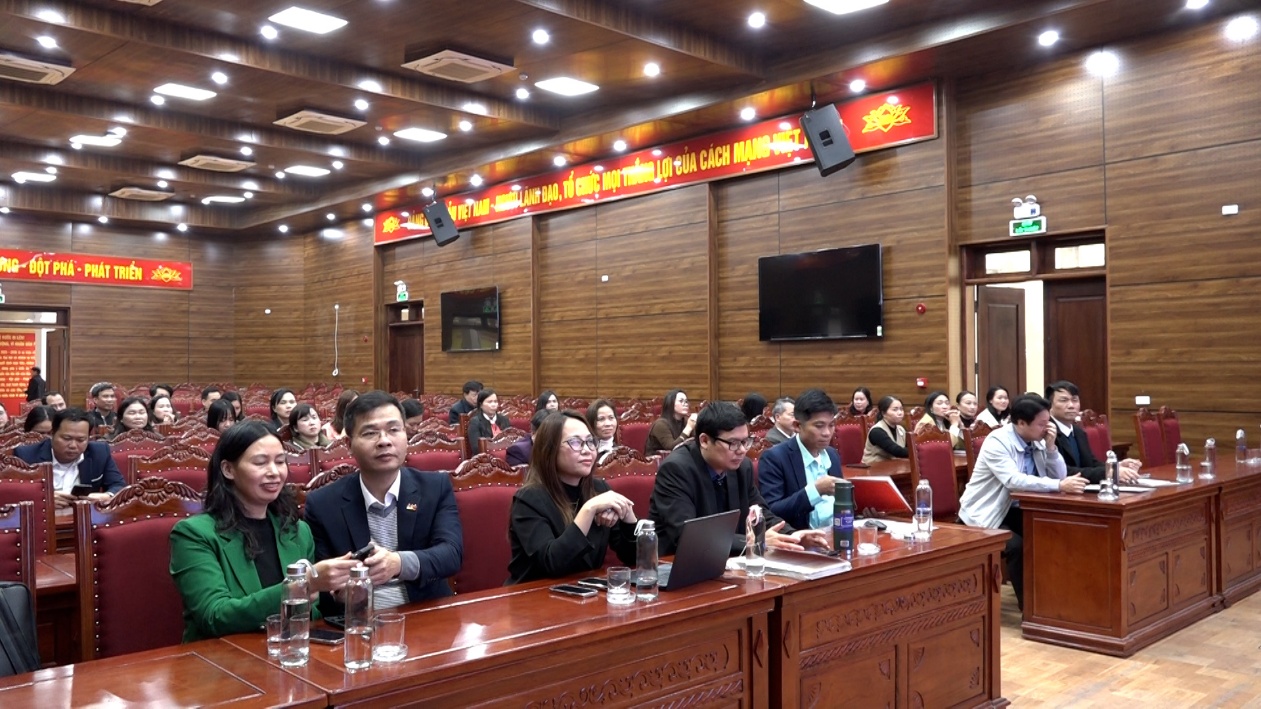 C:\Users\NOVATECHPC\Desktop\BKAVQ 2026\TAP HUAN GIAO VIEN SU DUNG ai\TRAO GIAI HOI THI GIAO VIEN\Sequence 01.00_00_15_22.Still029.jpg