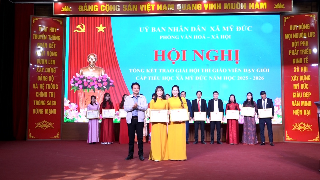 C:\Users\NOVATECHPC\Desktop\BKAVQ 2026\TAP HUAN GIAO VIEN SU DUNG ai\TRAO GIAI HOI THI GIAO VIEN\Sequence 01.00_03_20_22.Still035.jpg