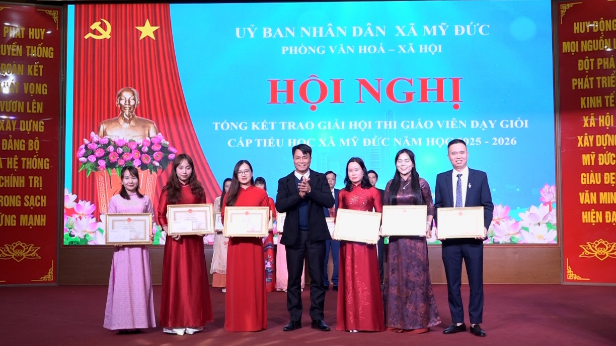 C:\Users\NOVATECHPC\Desktop\BKAVQ 2026\TAP HUAN GIAO VIEN SU DUNG ai\TRAO GIAI HOI THI GIAO VIEN\Sequence 01.00_03_00_09.Still034.jpg