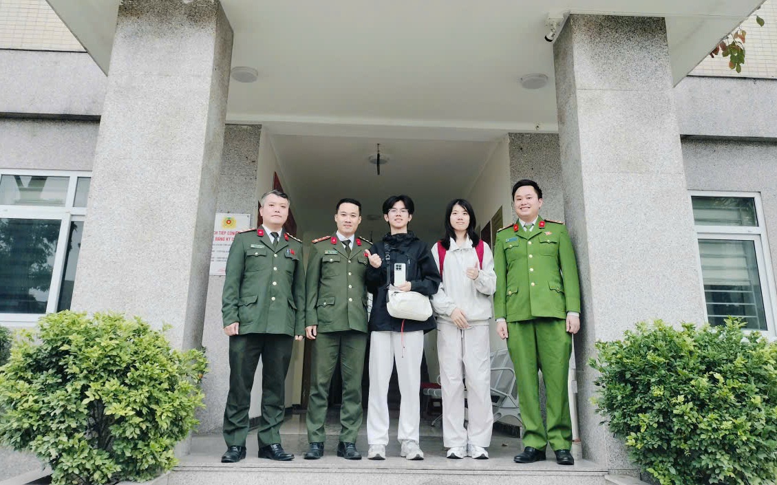 CÔNG AN PHƯỜNG HOÀNG MAI TÌM VÀ TRAO TRẢ TÀI SẢN BỊ ĐÁNH RƠI CHO 02 CÔNG DÂN NƯỚC NGOÀI