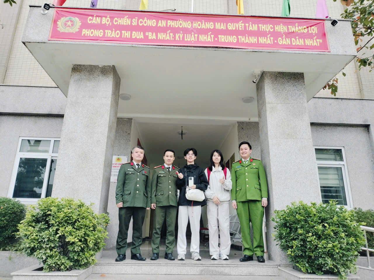 CÔNG AN PHƯỜNG HOÀNG MAI TÌM VÀ TRAO TRẢ TÀI SẢN BỊ ĐÁNH RƠI CHO 02 CÔNG DÂN NƯỚC NGOÀI- Ảnh 1.