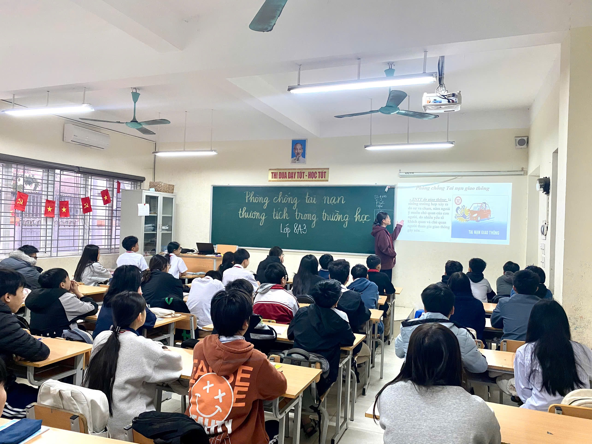 Ảnh có chứa văn bản, trang phục, trong nhà, tường  Nội dung do AI tạo ra có thể không chính xác.