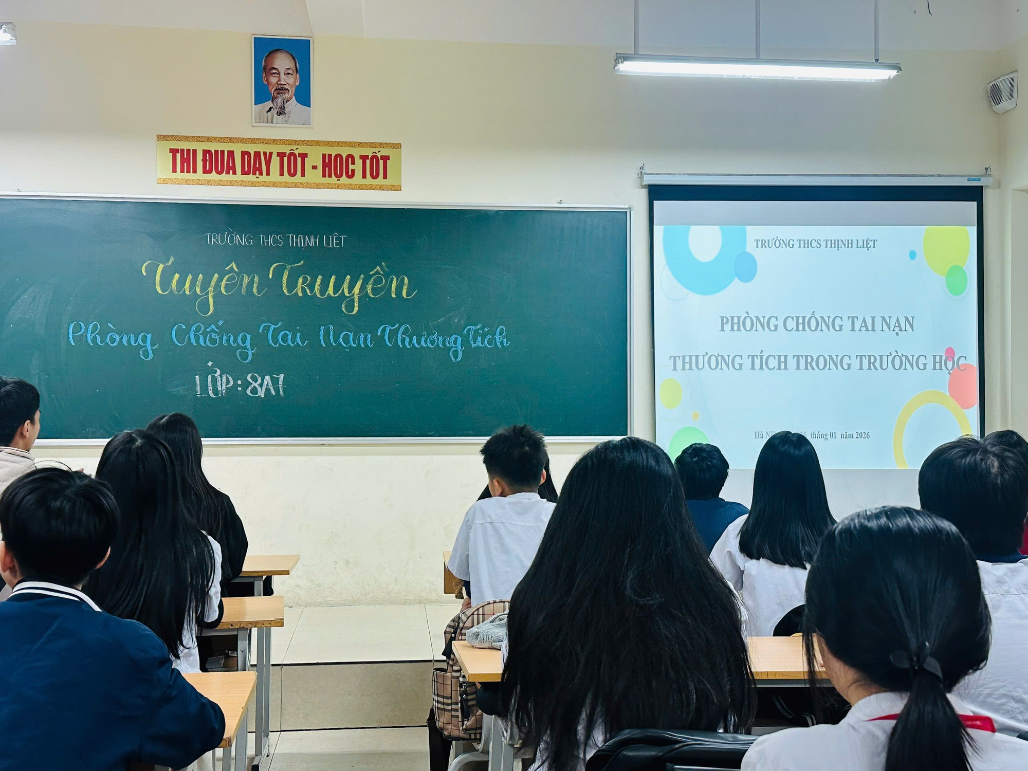 Ảnh có chứa văn bản, trang phục, Khóa học, Giáo dục  Nội dung do AI tạo ra có thể không chính xác.