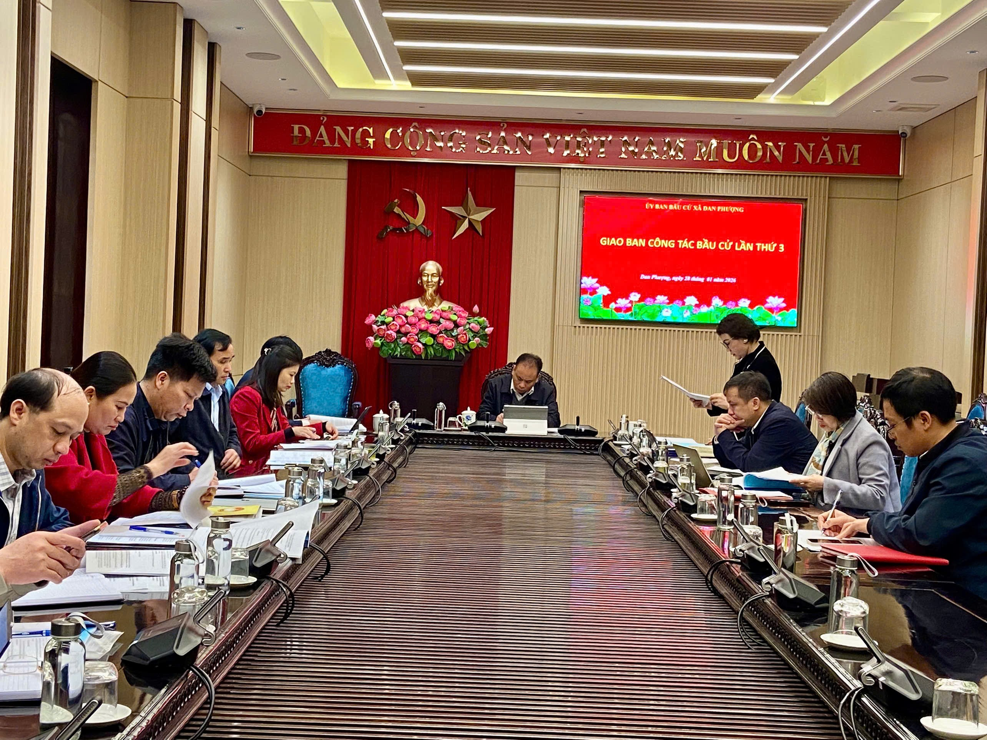 Ủy ban Bầu cử xã giao ban công tác Bầu cử đại biểu Quốc hội khóa XVI và đại biểu HĐND các cấp nhiệm kỳ 2026-2031.- Ảnh 2.