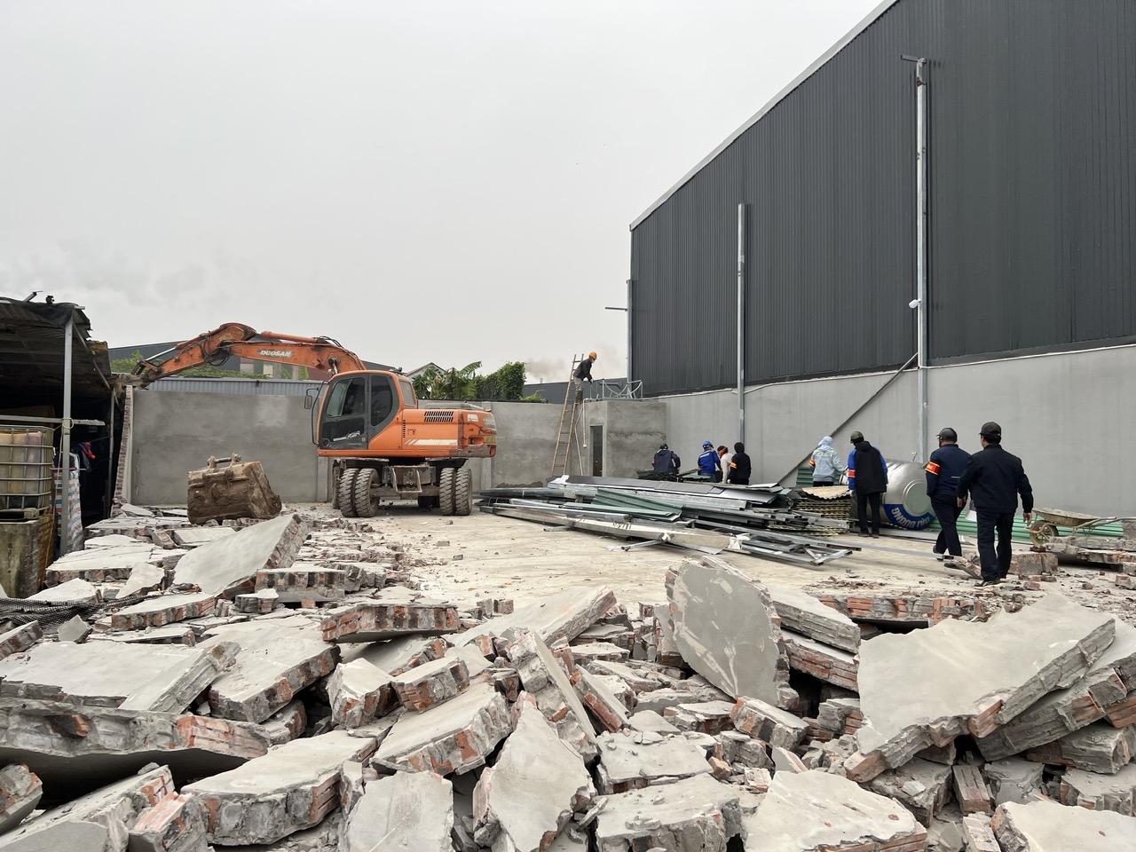 A group of people standing around a building  AI-generated content may be incorrect.