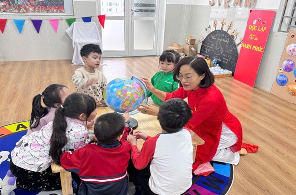 NUÔI DƯỠNG LÒNG YÊU NƯỚC CỦA TRẺ QUA NHỮNG GIỜ HỌC SÁNG TẠO TẠI TRƯỜNG MẦM NON HOA MAI- Ảnh 1.