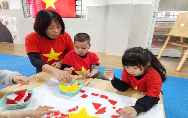 NUÔI DƯỠNG LÒNG YÊU NƯỚC CỦA TRẺ QUA NHỮNG GIỜ HỌC SÁNG TẠO TẠI TRƯỜNG MẦM NON HOA MAI- Ảnh 2.