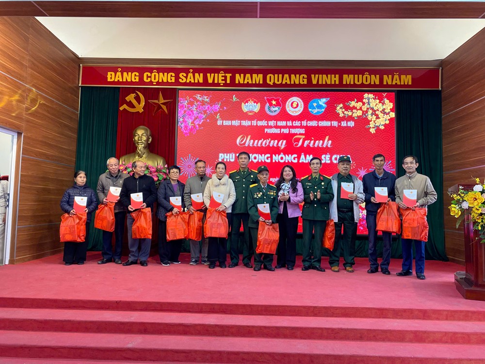Phường Phú Thượng trao tặng quà Tết Nguyên đán Bính Ngọ năm 2026- Ảnh 6.