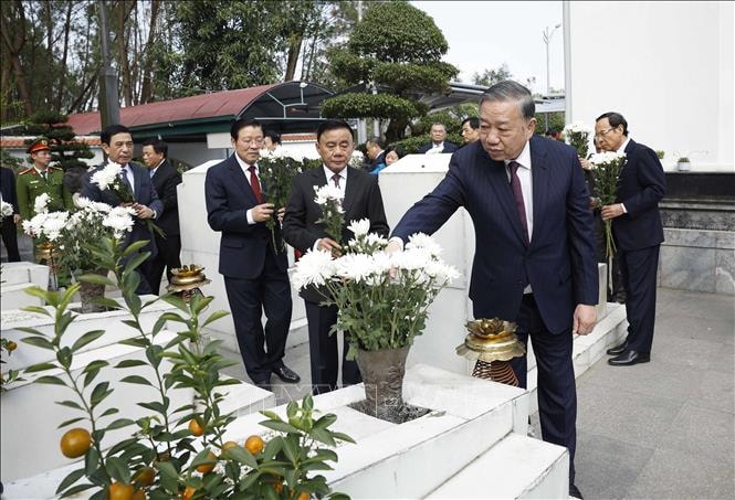 Tổng Bí thư Tô Lâm dâng hương tưởng niệm các Tổng Bí thư Trần Phú và Hà Huy Tập tại Hà Tĩnh- Ảnh 6.