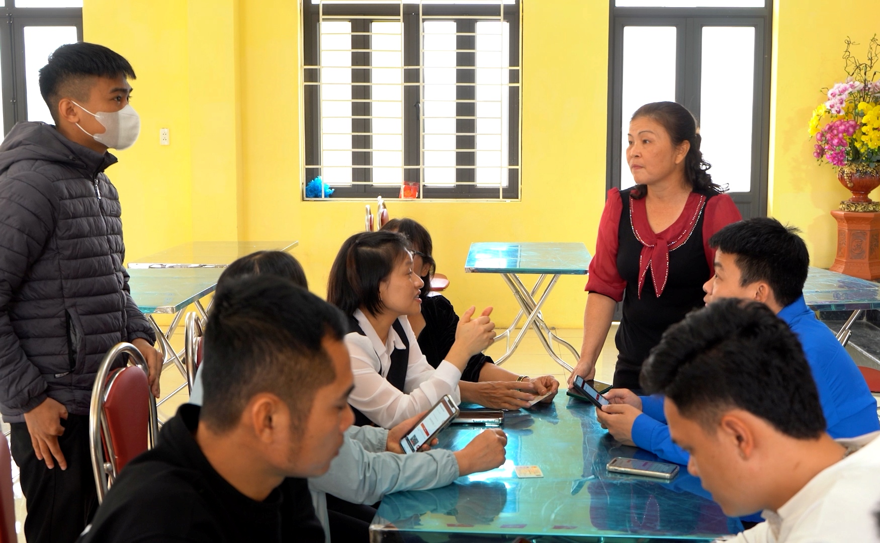 Chuyên Mỹ: điểm "Bình dân học vụ số" lưu động gắn kết chính quyền với người dân
- Ảnh 1.