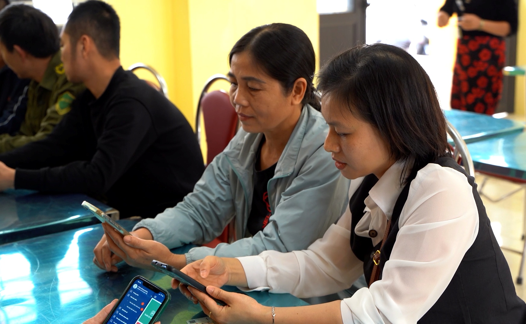 Chuyên Mỹ: điểm "Bình dân học vụ số" lưu động gắn kết chính quyền với người dân
- Ảnh 2.