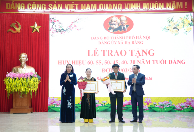 Xã Hạ Bằng: Trao tặng Huy hiệu Đảng đợt 3/2 cho 31 đảng viên- Ảnh 1.