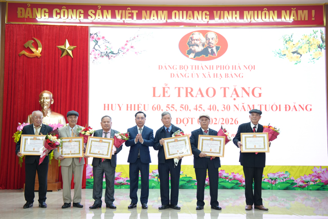 Xã Hạ Bằng: Trao tặng Huy hiệu Đảng đợt 3/2 cho 31 đảng viên- Ảnh 2.