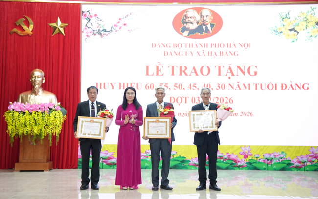 Xã Hạ Bằng: Trao tặng Huy hiệu Đảng đợt 3/2 cho 31 đảng viên- Ảnh 3.