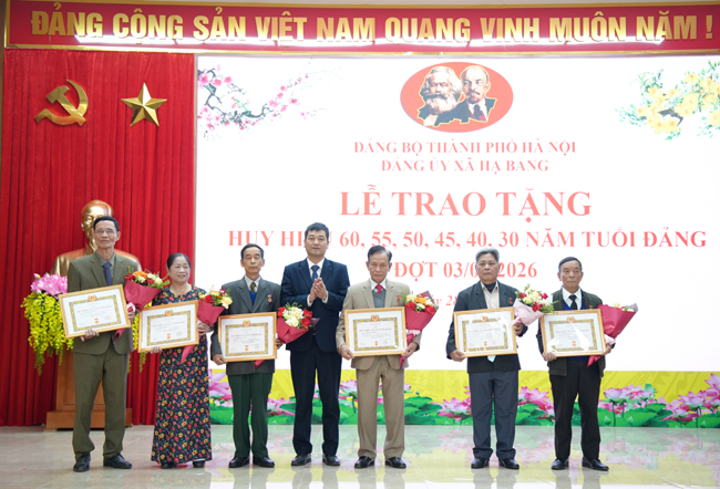 Xã Hạ Bằng: Trao tặng Huy hiệu Đảng đợt 3/2 cho 31 đảng viên- Ảnh 4.