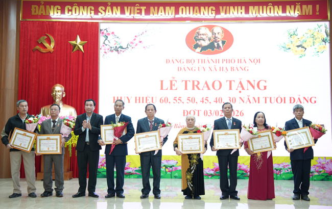 Xã Hạ Bằng: Trao tặng Huy hiệu Đảng đợt 3/2 cho 31 đảng viên- Ảnh 5.