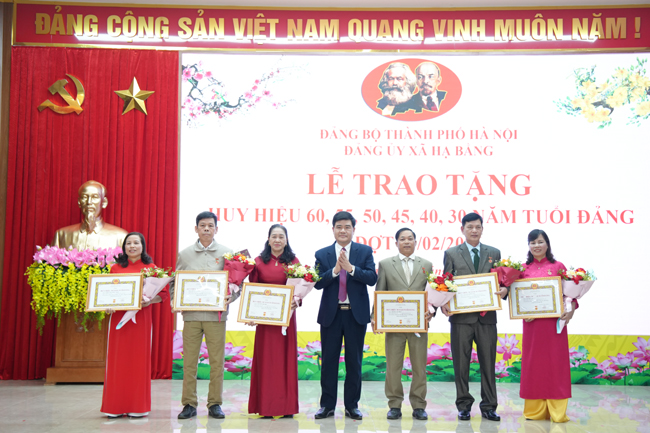 Xã Hạ Bằng: Trao tặng Huy hiệu Đảng đợt 3/2 cho 31 đảng viên- Ảnh 6.