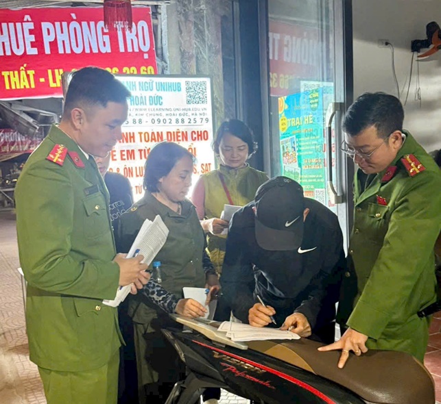 Công an xã Hoài Đức đẩy mạnh tuyên truyền, ký cam kết chấp hành nghiêm quy định của Chính phủ về quản lý, sử dụng pháo- Ảnh 2.