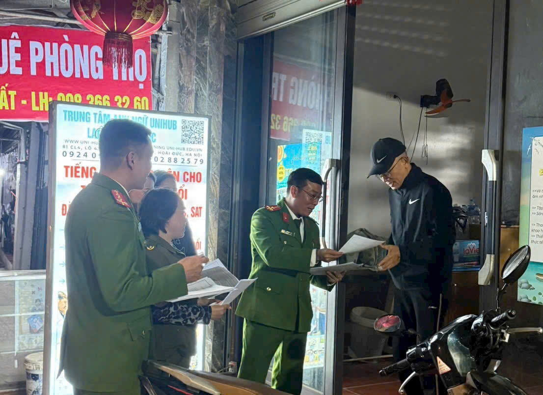 Công an xã Hoài Đức đẩy mạnh tuyên truyền, ký cam kết chấp hành nghiêm quy định của Chính phủ về quản lý, sử dụng pháo- Ảnh 1.