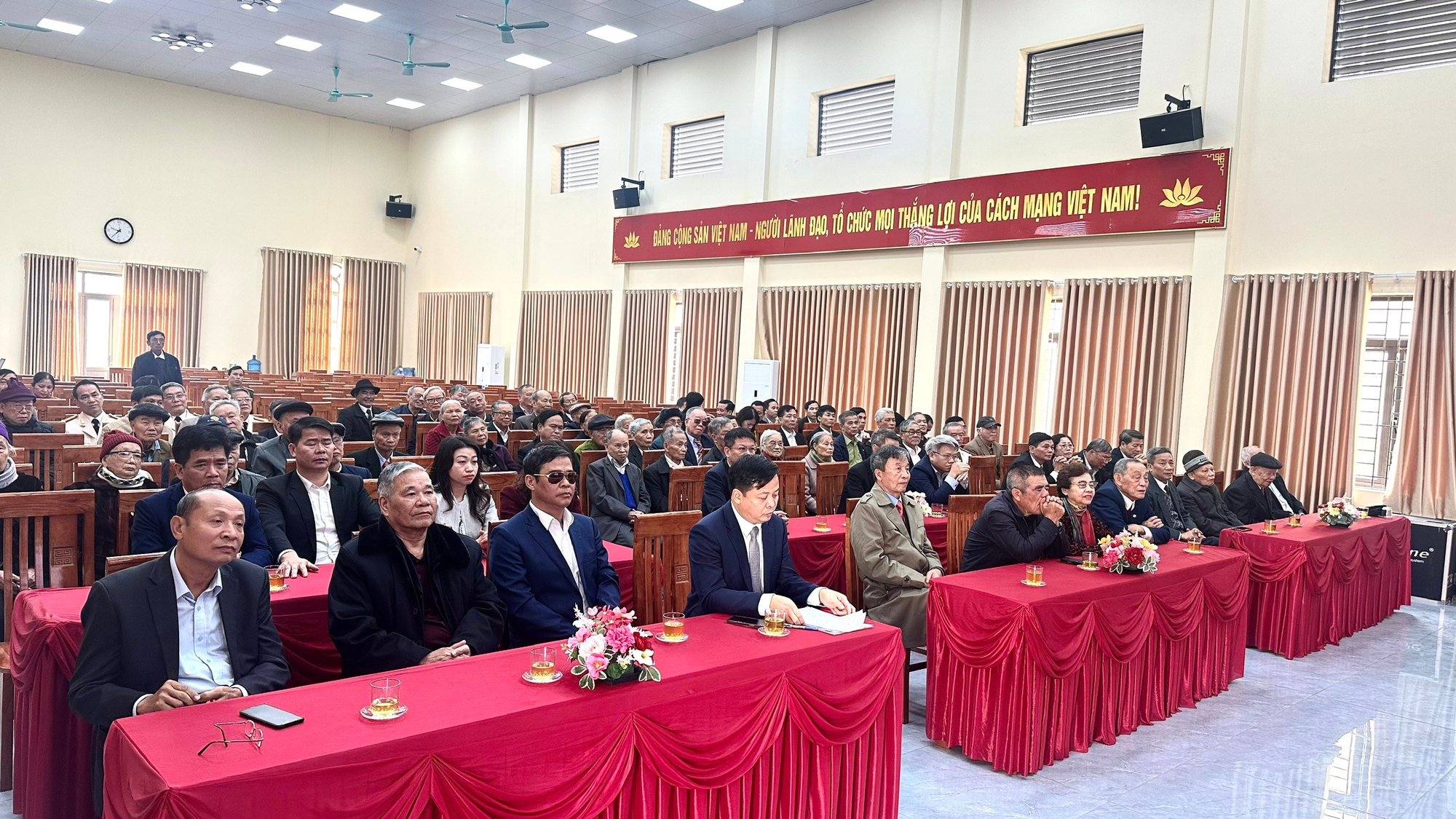 Hồng Sơn gặp mặt lãnh đạo BTV huyện Mỹ Đức (cũ); Đại tá Quân đội, Công an nhân dân đã nghỉ hưu, đảng viên 60 năm tuổi Đảng trở lên và các đồng chí nguyên Bí thư, Chủ tịch HĐND, UBND 6 xã cũ nhân dịp Tết Bính Ngọ 2026- Ảnh 1.