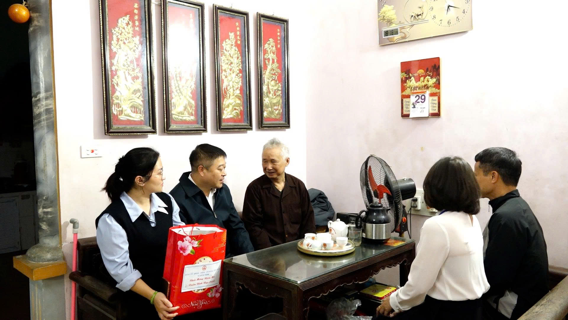 UVBTV Đảng uỷ, Phó Chủ tịch HĐND xã Nguyễn Trung Đài thăm, tặng quà người có công có hoàn cảnh khó khăn dịp tết Nguyên Đán 2026