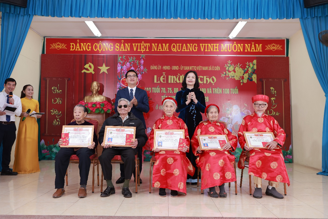 A group of people holding certificates  Description automatically generated