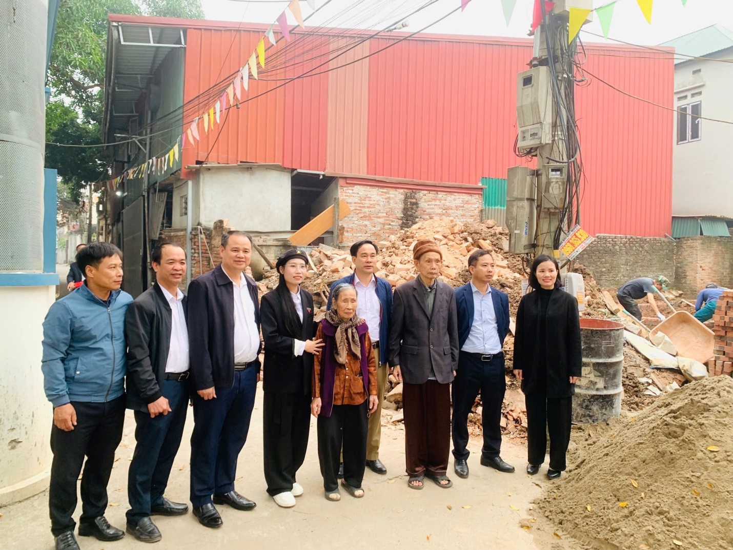 Gia đình chị Vũ Thị Hồng hiến 23 m² đất xây dựng công trình tại Điếm Ngõ Đầu, Thôn Ngọc Tảo 7, xã Hát Môn- Ảnh 1.