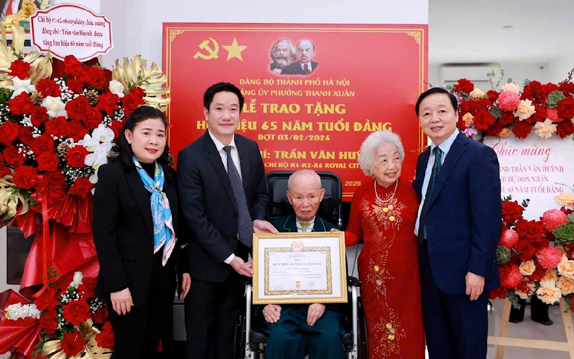 Các đồng chí Lãnh đạo Đảng ủy phường chúc mừng đồng chí Trần Văn Huỳnh