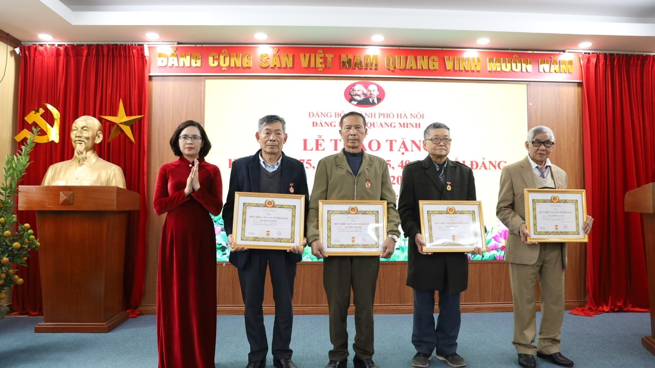 Xã Quang Minh: 22 đảng viên được tặng Huy hiệu Đảng đợt 3/2/2026- Ảnh 2.