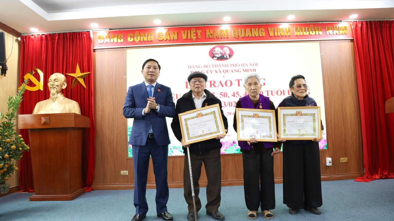 Xã Quang Minh: 22 đảng viên được tặng Huy hiệu Đảng đợt 3/2/2026- Ảnh 1.