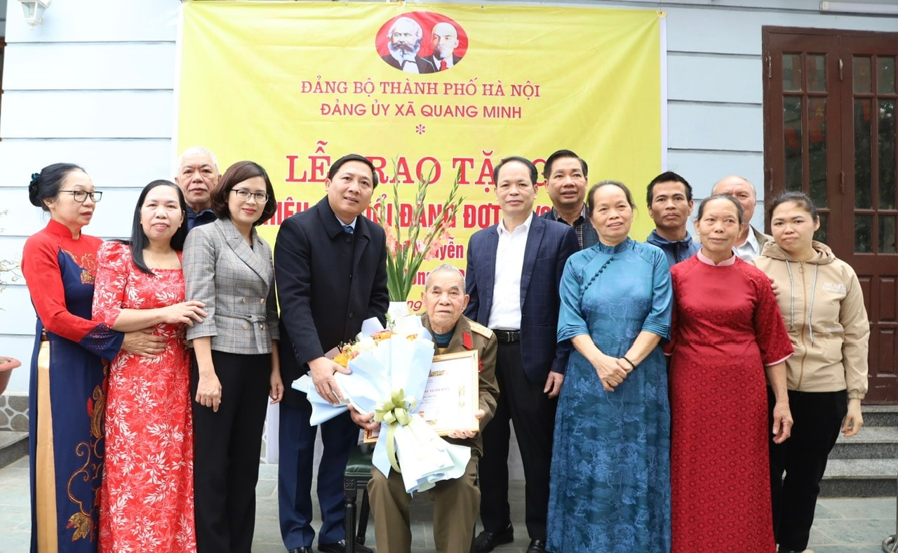 Xã Quang Minh: 22 đảng viên được tặng Huy hiệu Đảng đợt 3/2/2026- Ảnh 6.