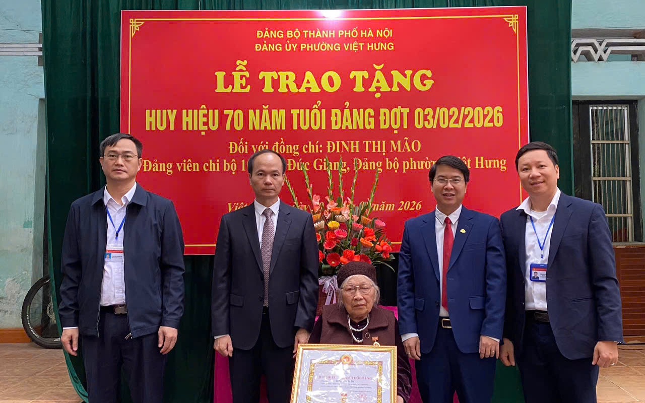 Đảng ủy phường Việt Hưng trao tặng Huy hiệu 75 năm và 70 năm tuổi Đảng tại gia đình các Đảng viên lão thành.