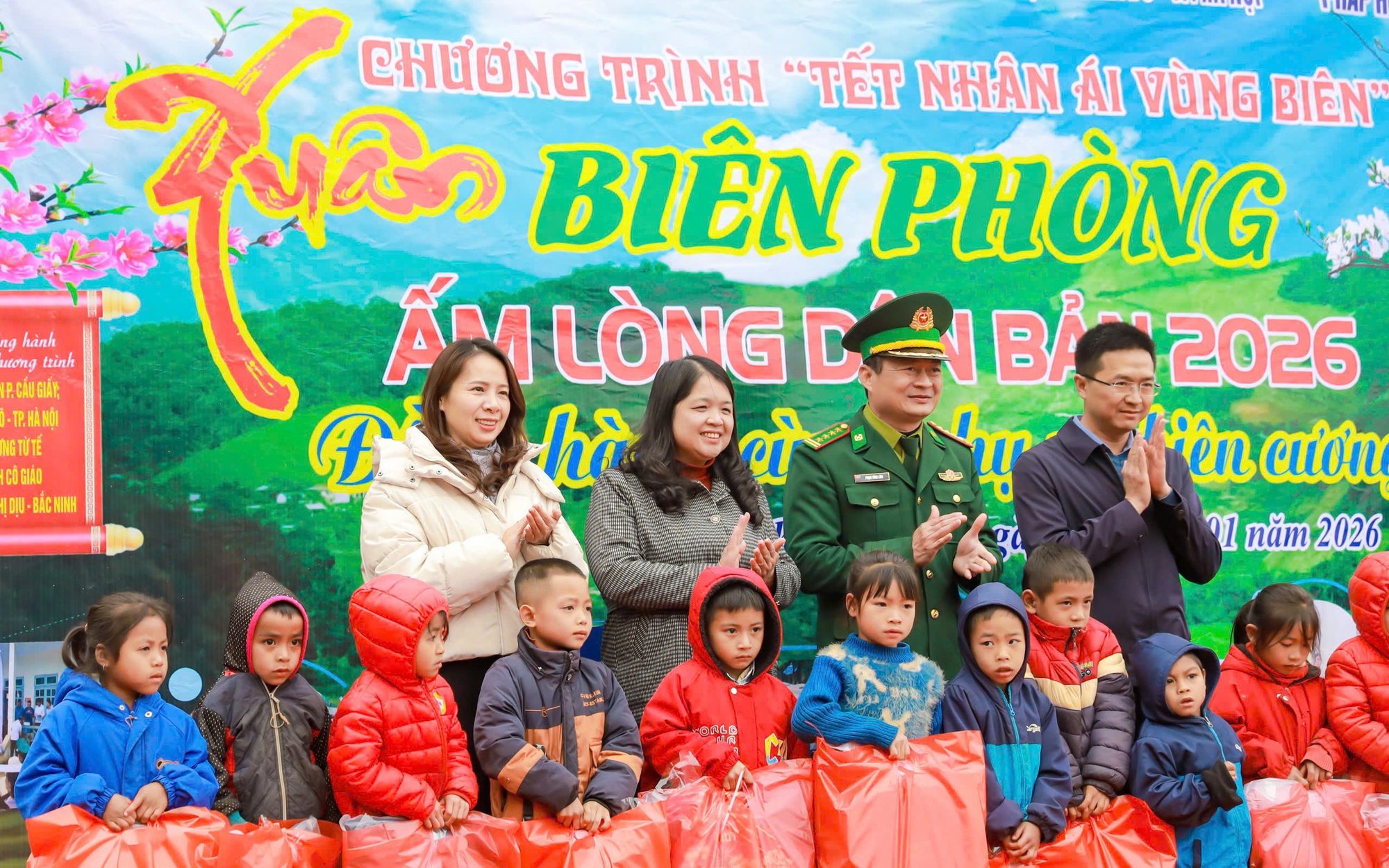 Hội LHPN phường Cầu Giấy thăm, tặng quà các trường hợp có hoàn cảnh khó khăn tại xã Phiêng Pằn