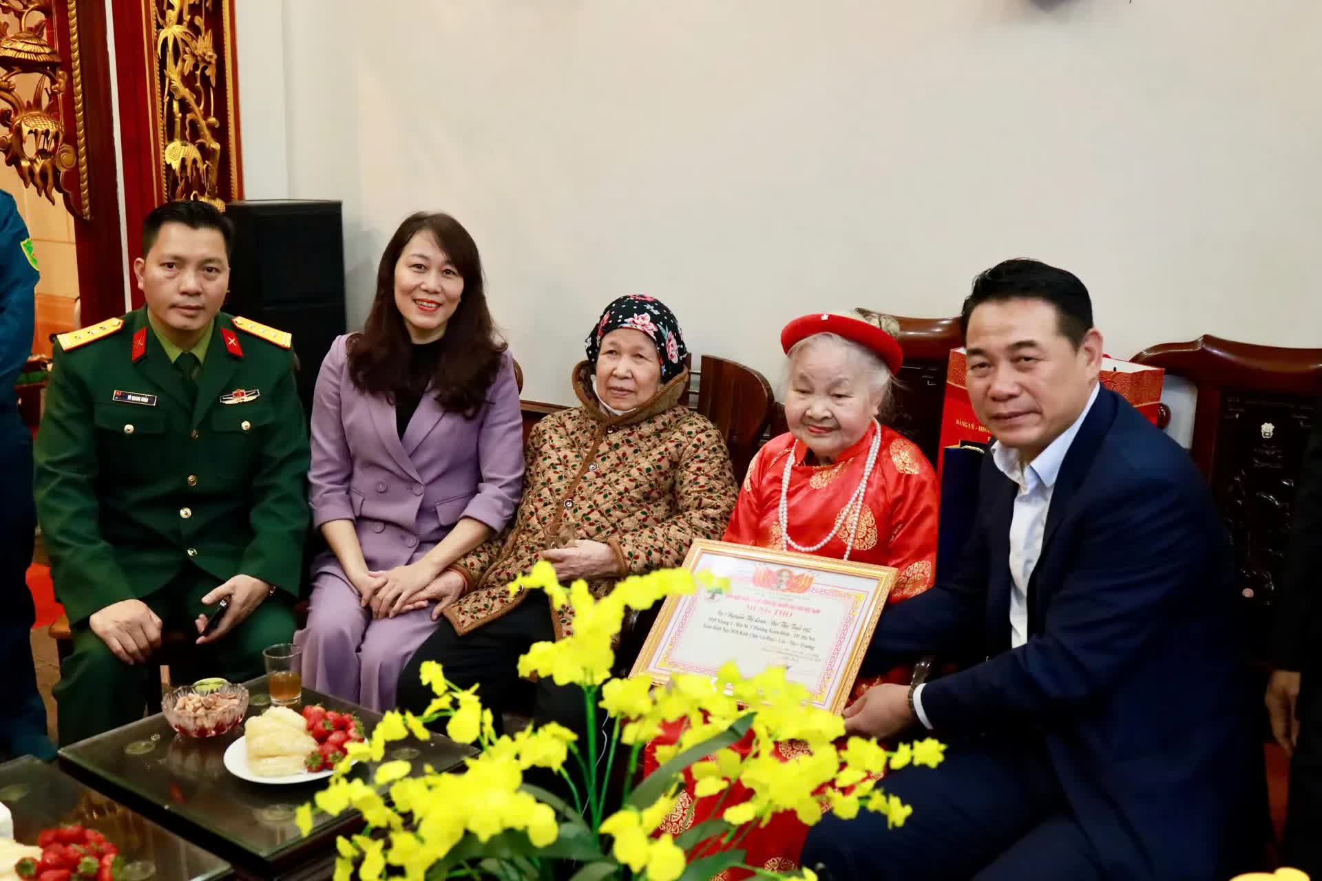 Phường Xuân Đỉnh: Thăm, tặng quà Tết người có công, người có hoàn cảnh khó khăn- Ảnh 1.