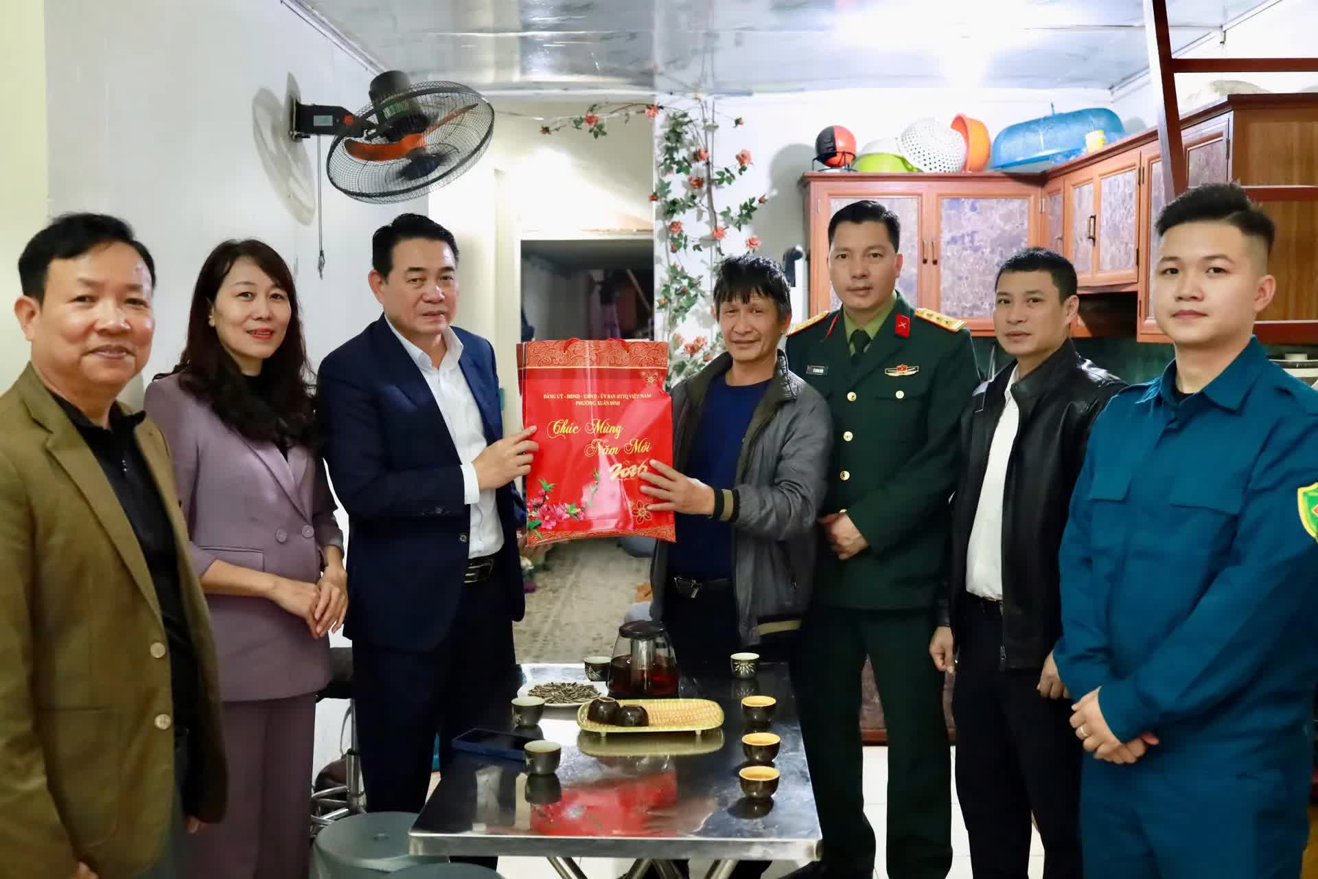 Phường Xuân Đỉnh: Thăm, tặng quà Tết người có công, người có hoàn cảnh khó khăn- Ảnh 2.