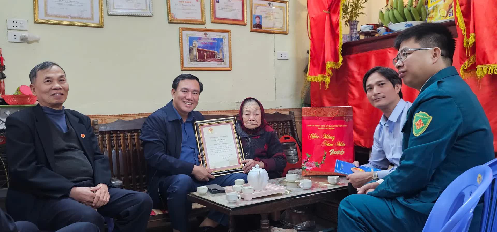 Phường Xuân Đỉnh: Thăm, tặng quà Tết người có công, người có hoàn cảnh khó khăn- Ảnh 6.