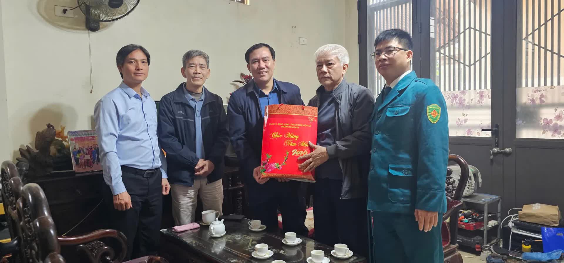 Phường Xuân Đỉnh: Thăm, tặng quà Tết người có công, người có hoàn cảnh khó khăn- Ảnh 7.