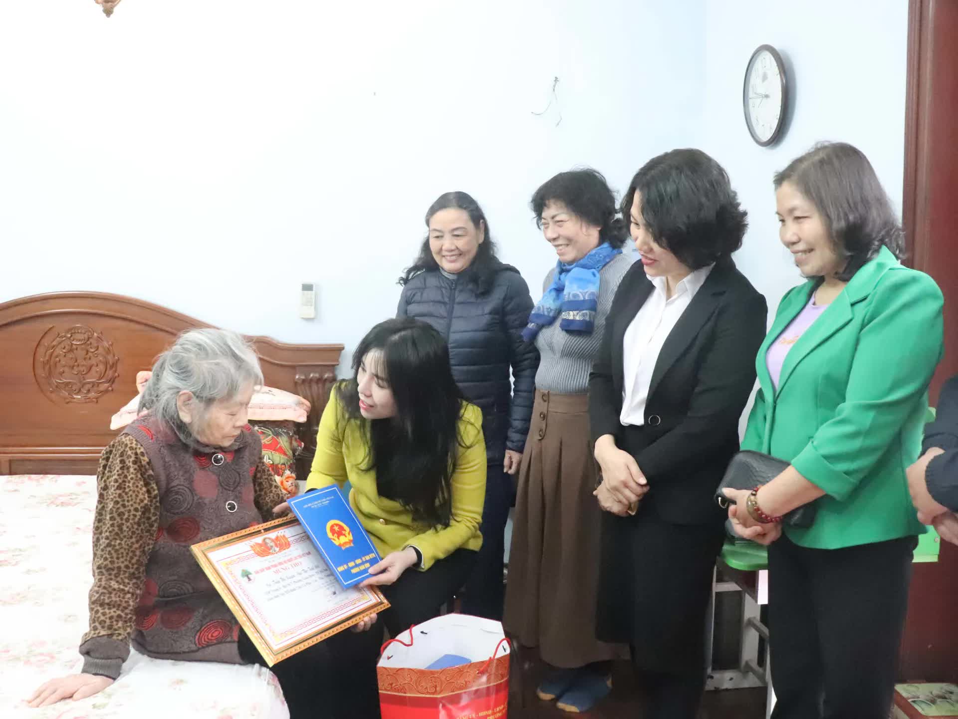 Phường Xuân Đỉnh: Thăm, tặng quà Tết người có công, người có hoàn cảnh khó khăn- Ảnh 4.