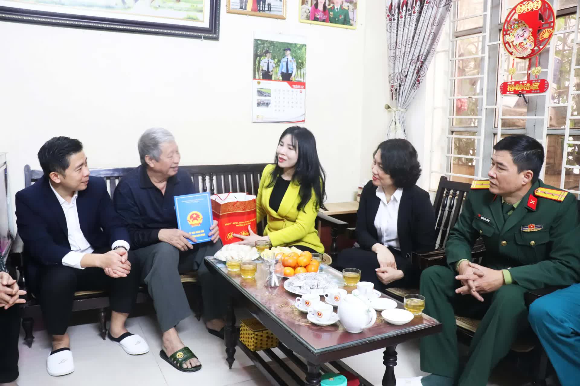 Phường Xuân Đỉnh: Thăm, tặng quà Tết người có công, người có hoàn cảnh khó khăn- Ảnh 5.