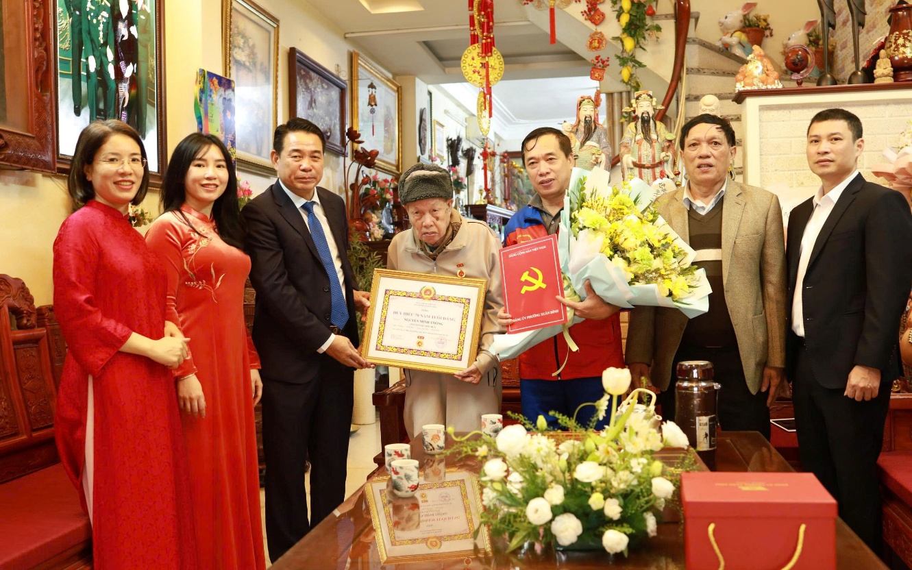 Trao tặng Huy hiệu 70 năm tuổi Đảng cho đảng viên lão thành Nguyễn Minh Thông.