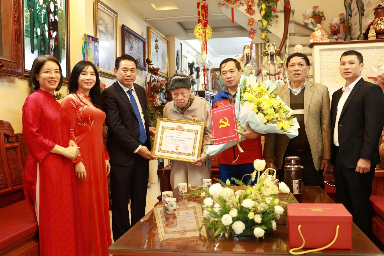 Trao tặng Huy hiệu 70 năm tuổi Đảng cho đảng viên lão thành Nguyễn Minh Thông.- Ảnh 1.