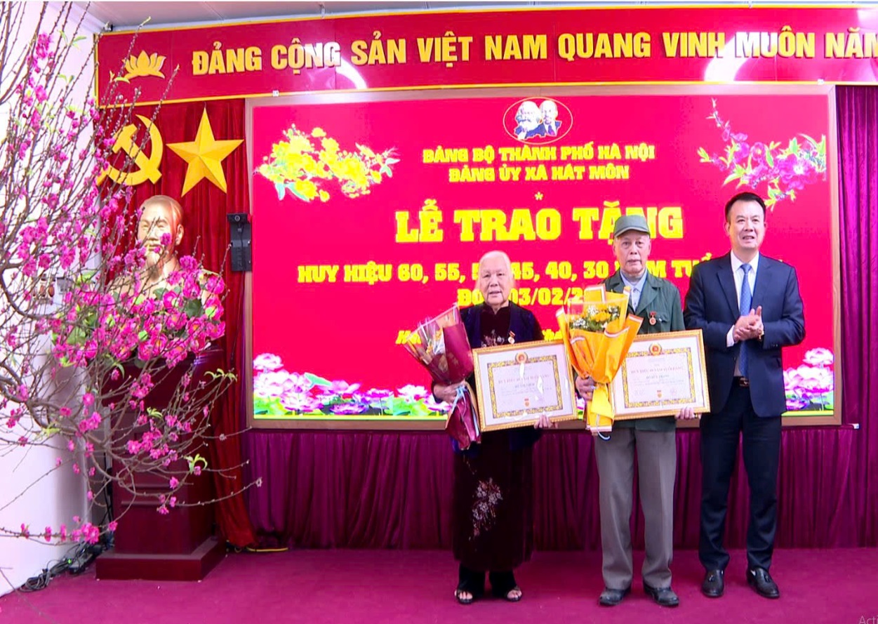 Đảng bộ xã Hát Môn tổ chức Lễ trao tặng Huy hiệu Đảng đợt 3/2/2026- Ảnh 2.